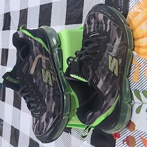 Boys sketcher tennis shoes size 2.5